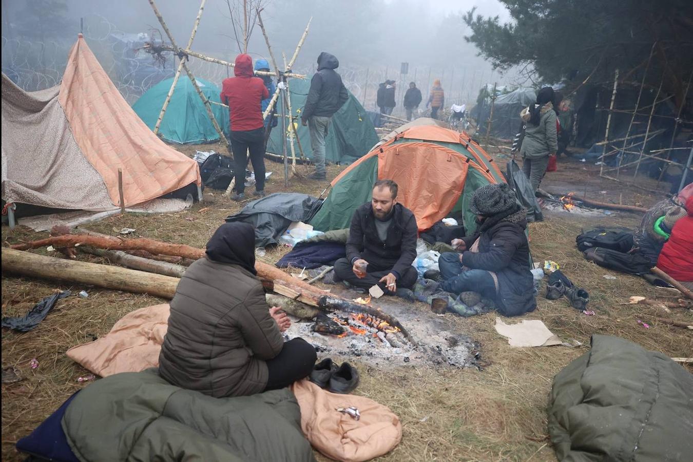 Una familia de refugiados en las tiendas de campaña instaladas en la frontera entre Bielorrusia y Polonia