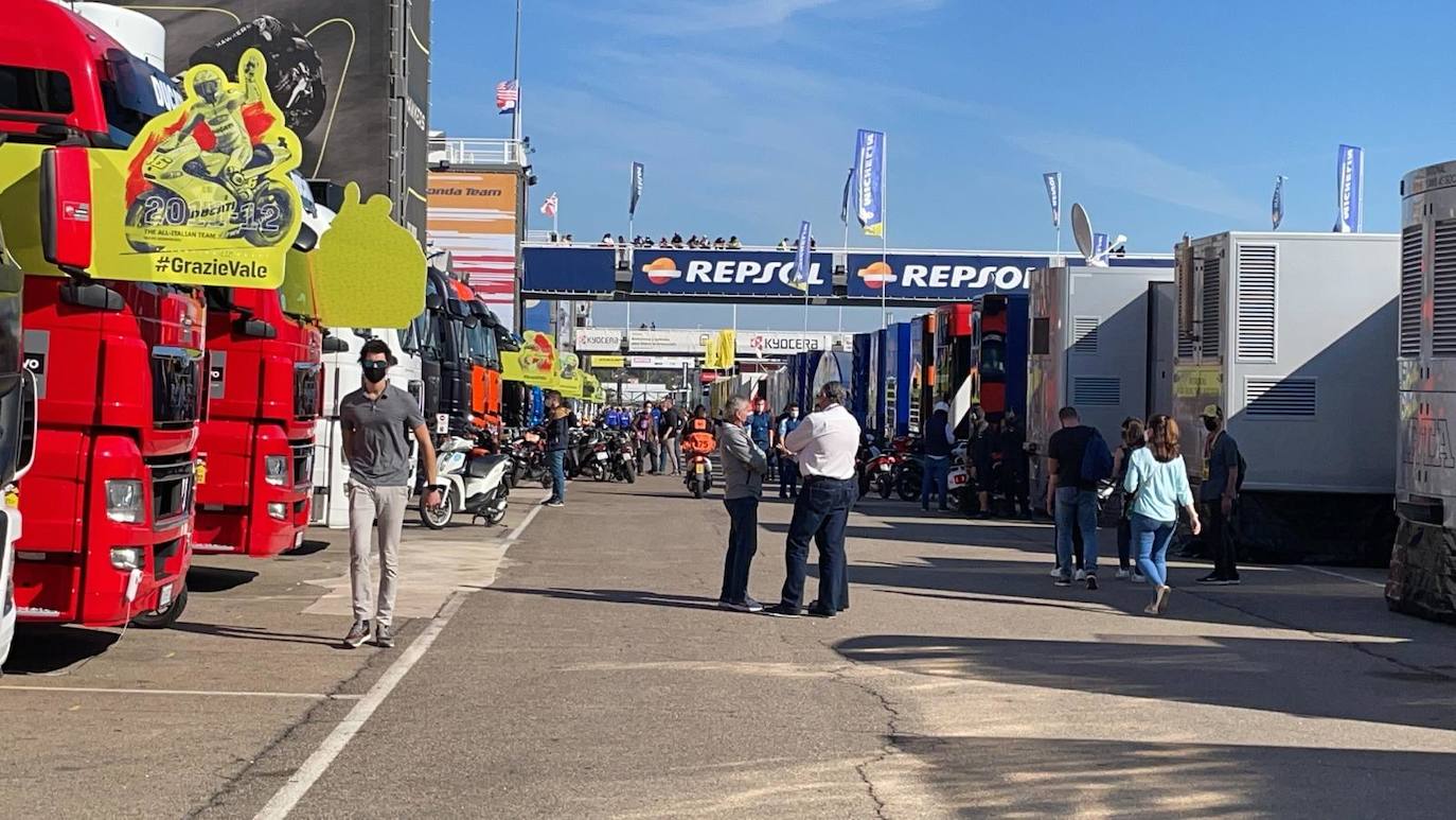 El paddock se ha teñido de amarillo este fin de semana. Como las gradas, que el sábado ya han expresado una muestra de intención de lo que será la carrera de este domingo. No es para nada exagerado afirmar que el 70% de los aficionados lucían merchandising de Valentino Rossi. Entre las muestras de homenaje que se le han dedicado por el momento, destaca la exposición de las nueve motos con las que ha sido campeón del mundo. Al lado está la 'Piazza Valentino Rossi', rotulada con una placa que simula ser de mármol y donde hay unos paneles amarilos que expresan los principales hitos del mito transalpino a lo largo de su carera. Más allá de esto, la mayoría de los camiones de los equipos tienen un panel, del mismo diseño, como muestra de gratitud al piloto por haber potenciado el Mundial de MotoGP durante sus más de 25 años de carrera. El propio piloto, en su mono, luce en la parte posterior este fin de semana un escueto pero representativo: 'Grazie'.