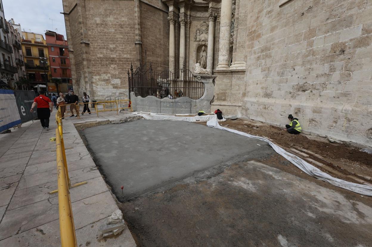 Hormigonado previo al nuevo pavimento, ayer en la plaza de la Reina.