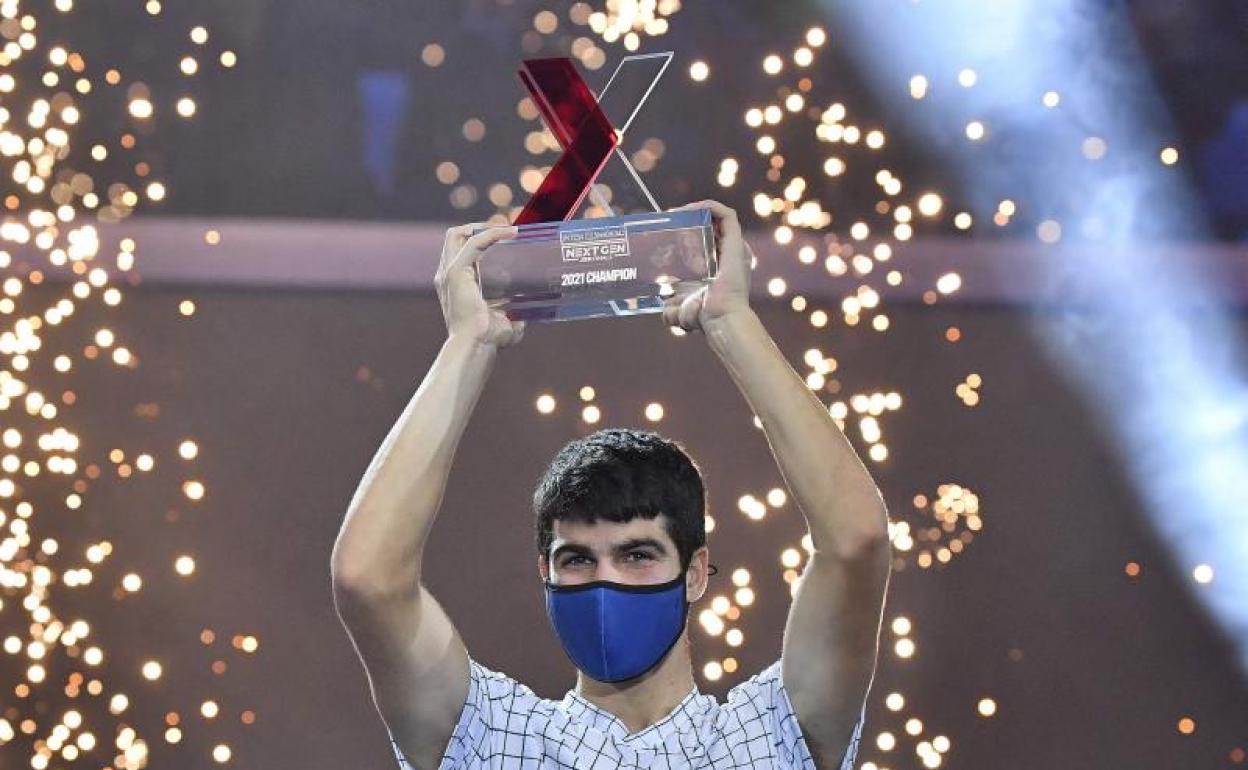 Carlos Alcaraz levanta el trofeo conquistado en Milán. 