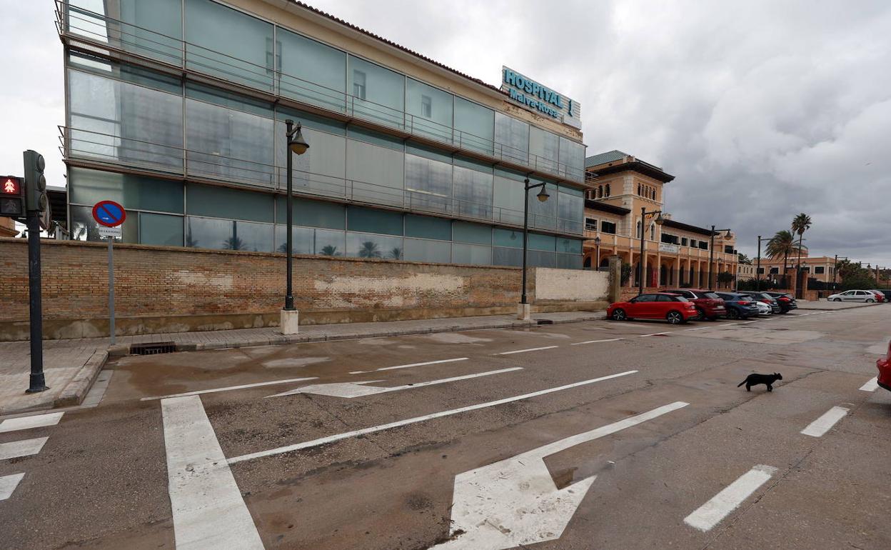 Zona del hospital de la Malvarrosa afectada por el botellón.