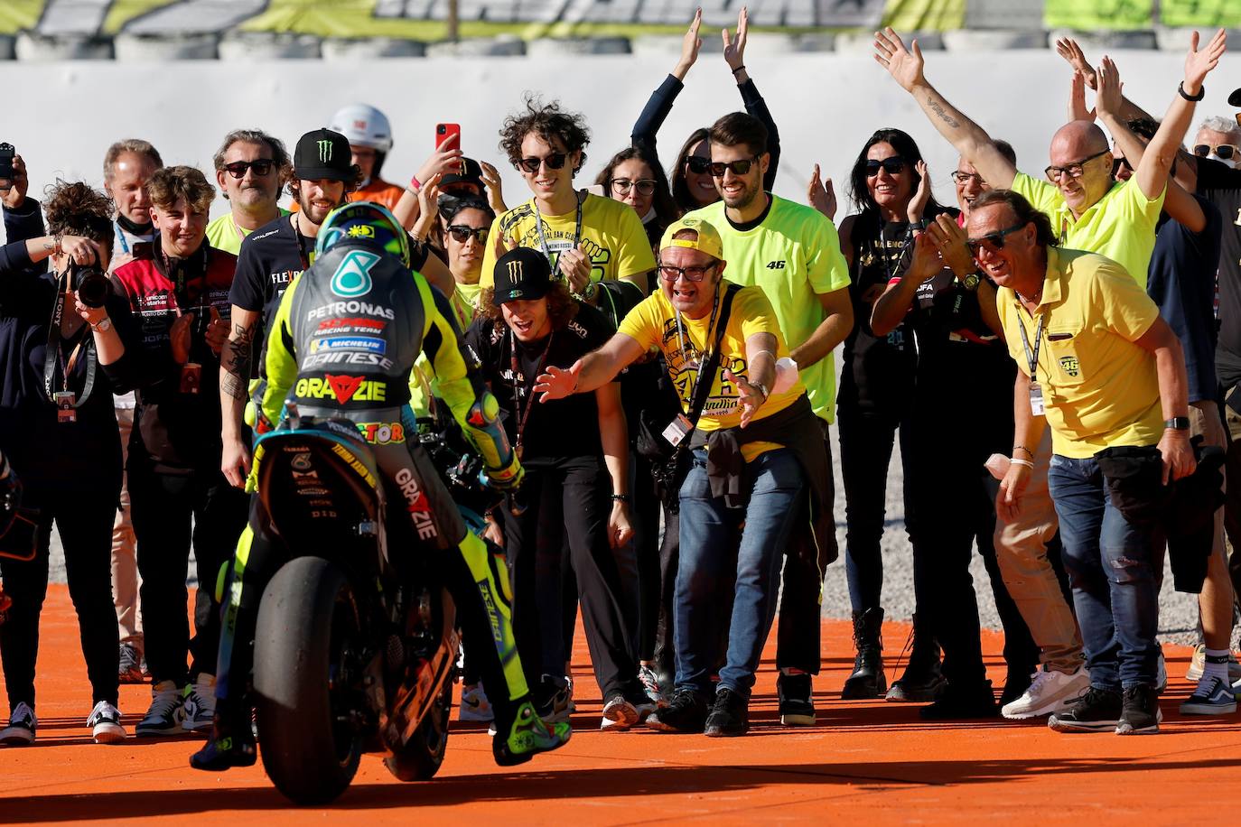 La bandera de final de carrera da inicio a la fiesta del adiós de 'Il Dottore'