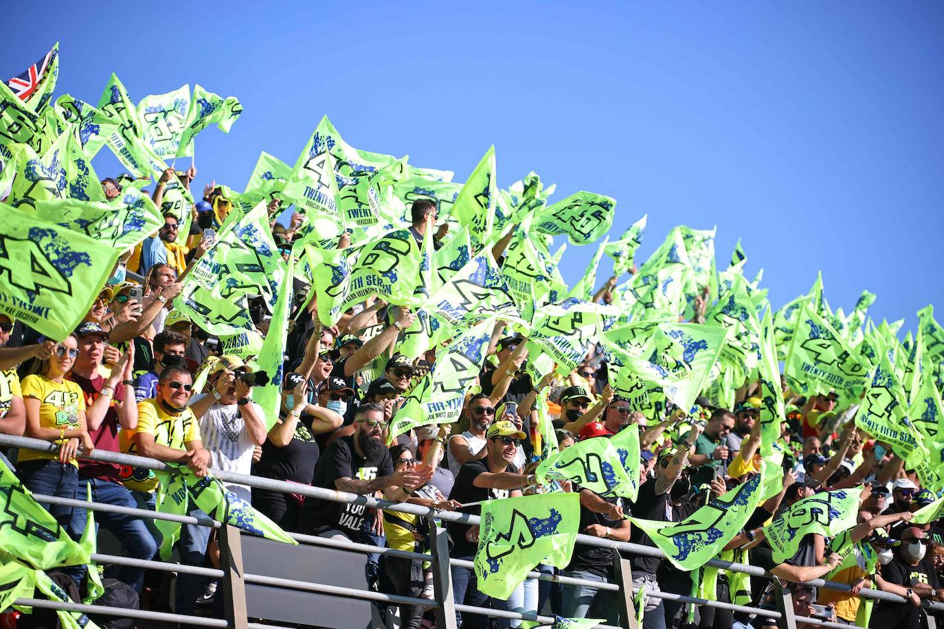 La bandera de final de carrera da inicio a la fiesta del adiós de 'Il Dottore'