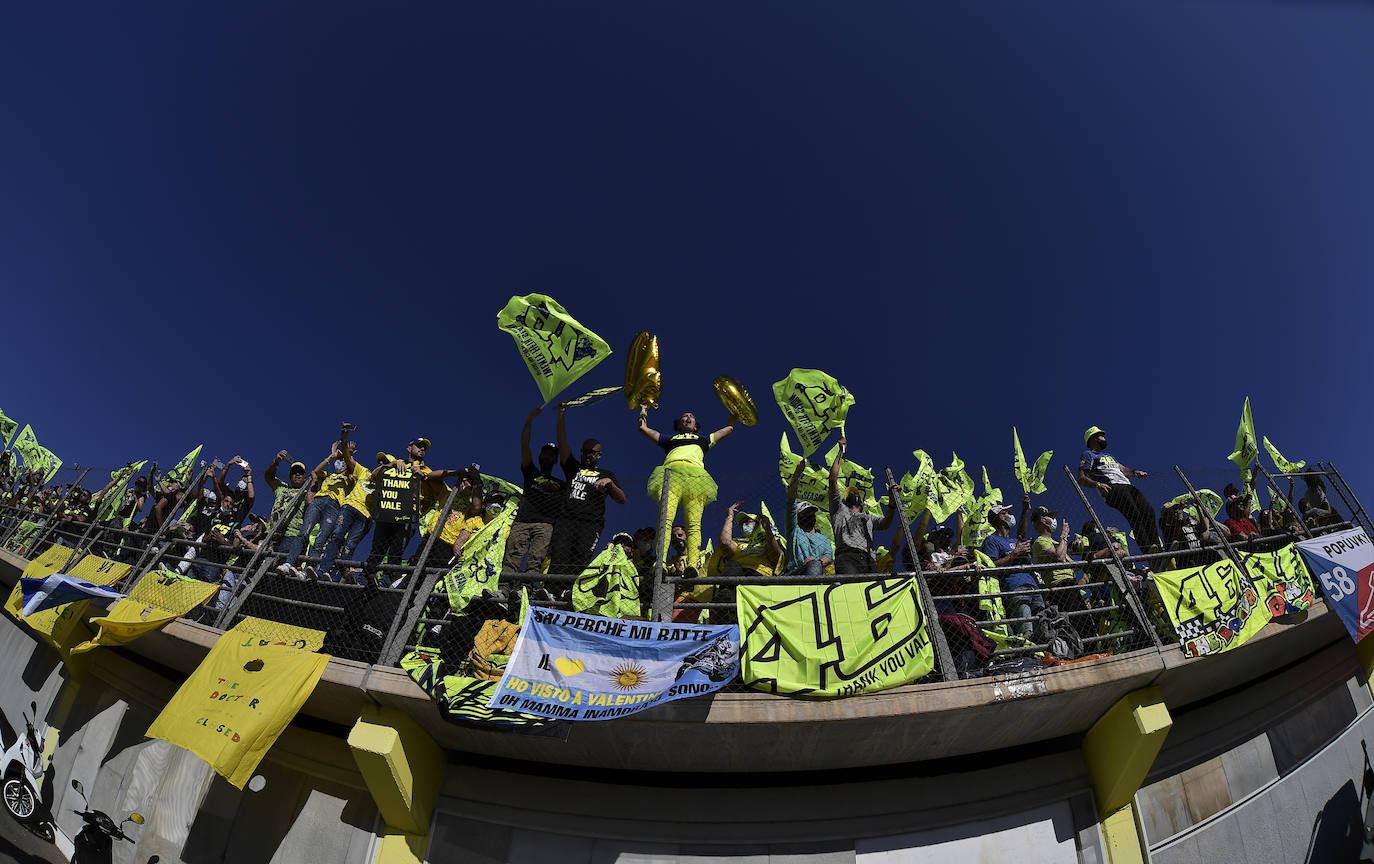 La bandera de final de carrera da inicio a la fiesta del adiós de 'Il Dottore'