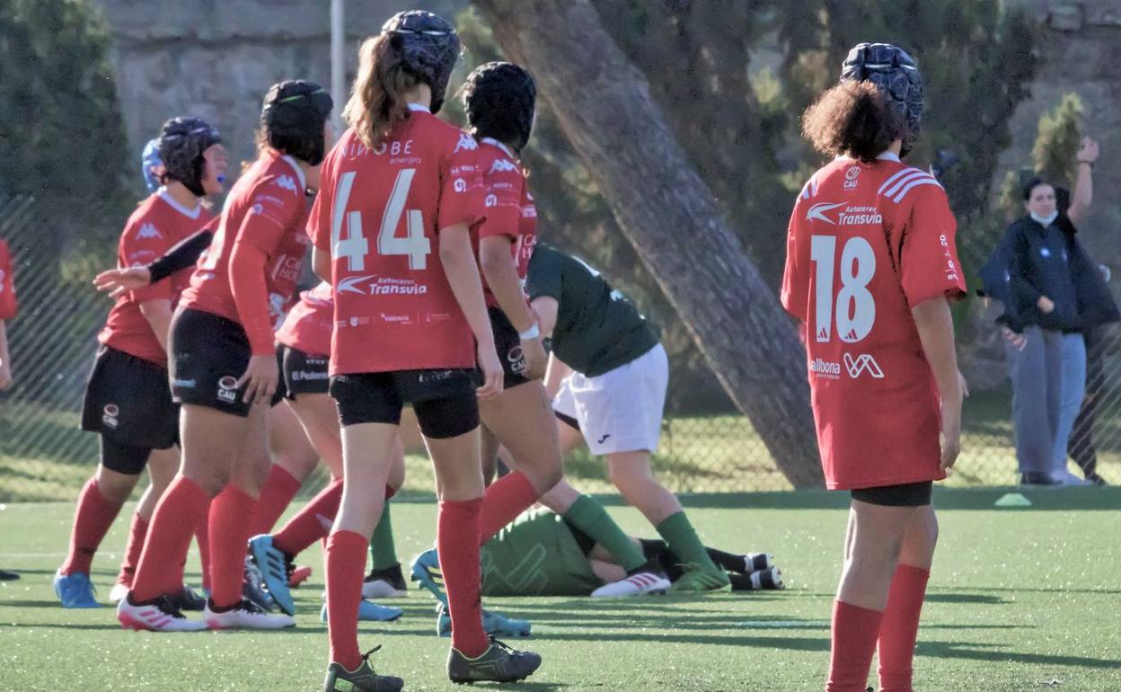 Un momento del partido durante la mañana del domingo. 