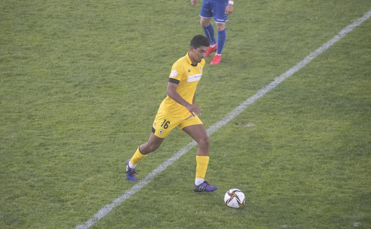 El centrocampista del Hércules César Moreno, en un lance del partido de hoy en Puertollano. 