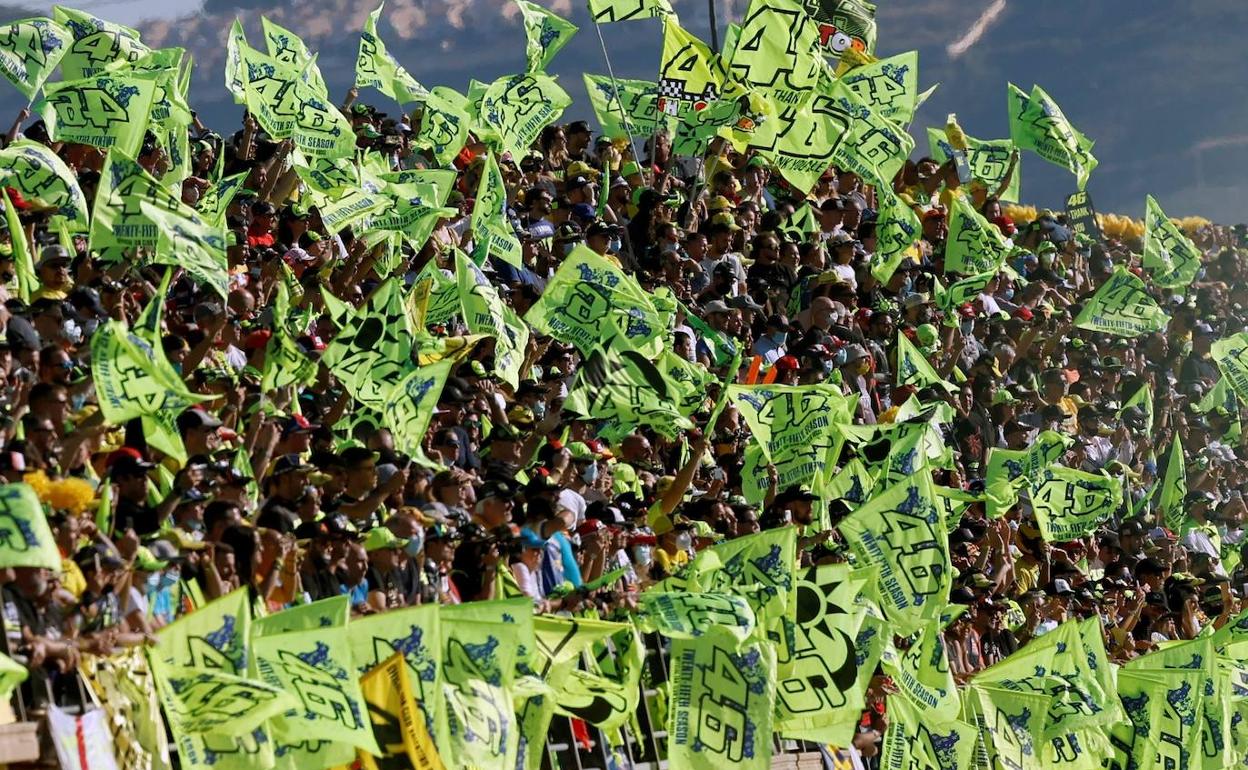 Aficionados en las gradas durante las carreras de este domingo. 