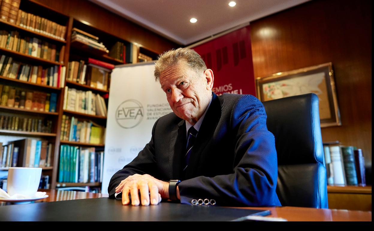 Javier Quesada junto a la colección de los libros no científicos del premio Nobel