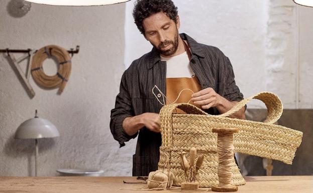 Imagen principal - Arriba, Javier S. Medina cosiendo para Loewe. Abajo, detalle de su trabajo y el artesano en la puerta de su taller. 