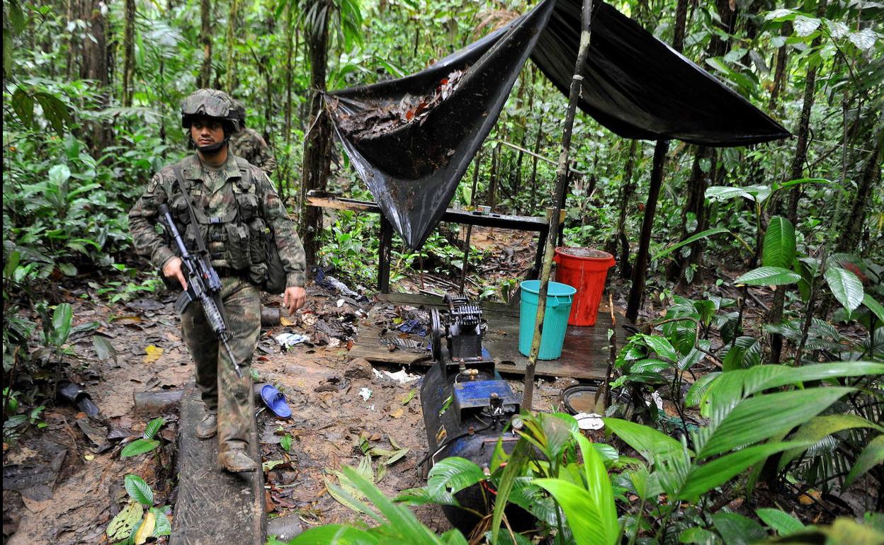 Soldados colombianos vigilan un laboratorio clandestino de droga localizado en la selva.