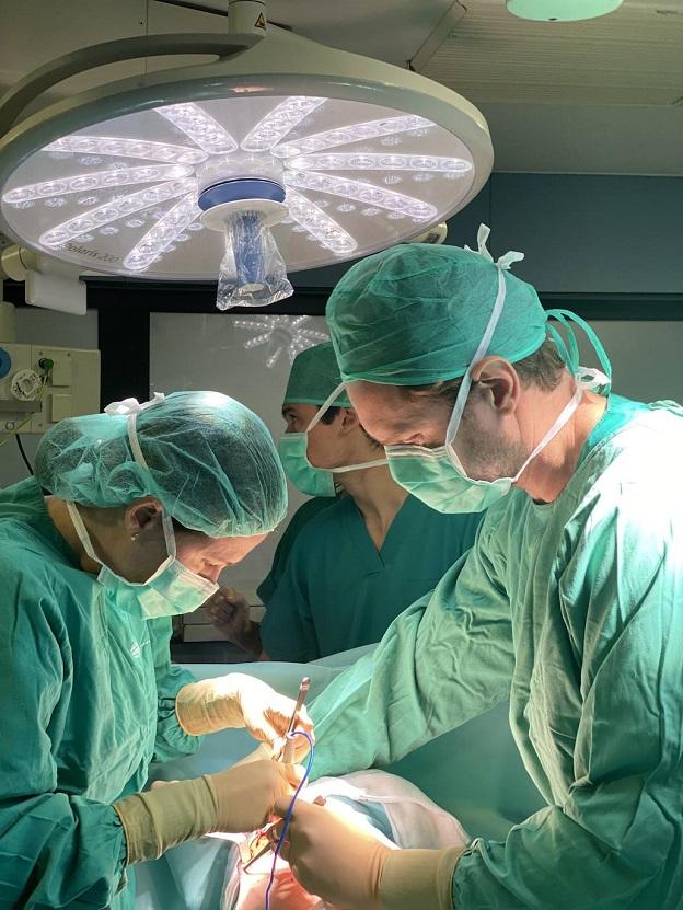 El equipo del servicio de cirugía torácica del IVO durante una operación
