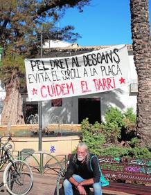 Imagen secundaria 2 - Movimientos vecinales. Cartel del CSOA L'Horta de los huertos urbanos que reivindica su espacio.| Huerta y ciudad. Parcelas de huertos urbanos en el barrio. | Pancartas. Un vecino sentado en un banco de la plaza de Benimaclet y sobre él una pancarta contra el botellón.