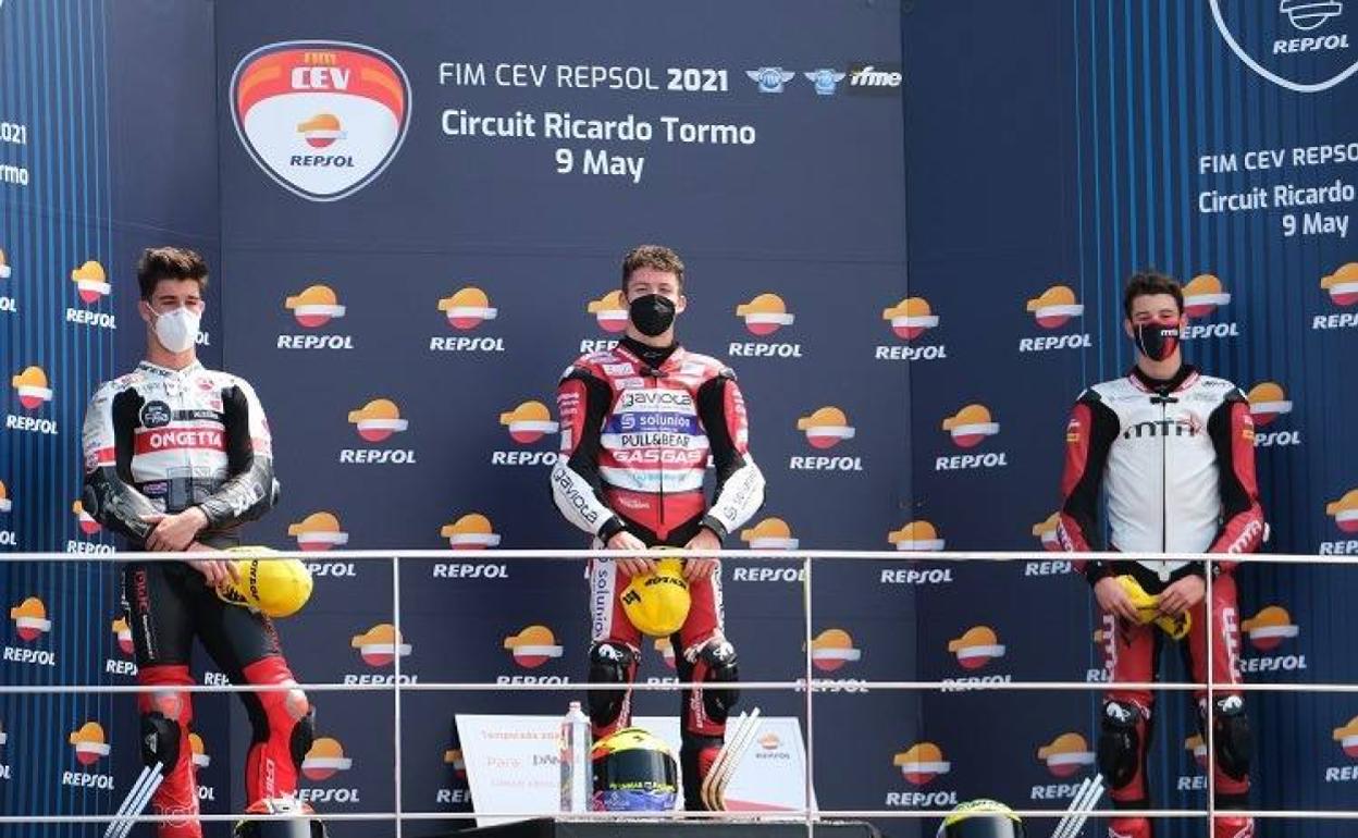 El alicantino Holgado ganó las dos carreras en mayo y es favorito a ganar este fin de semana el título de Moto3 del FIM CEV. 