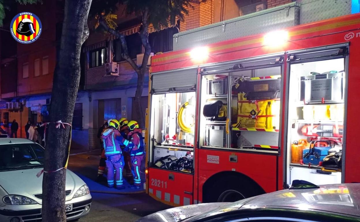 Los bomberos durante la actuación en la vivienda de Manises. 