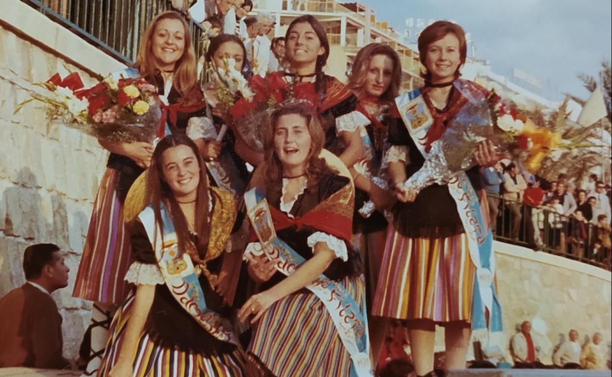 Pepa Zaragoza (de pie, en el centro), junto a sus damas de honor en las fiestas de 1971