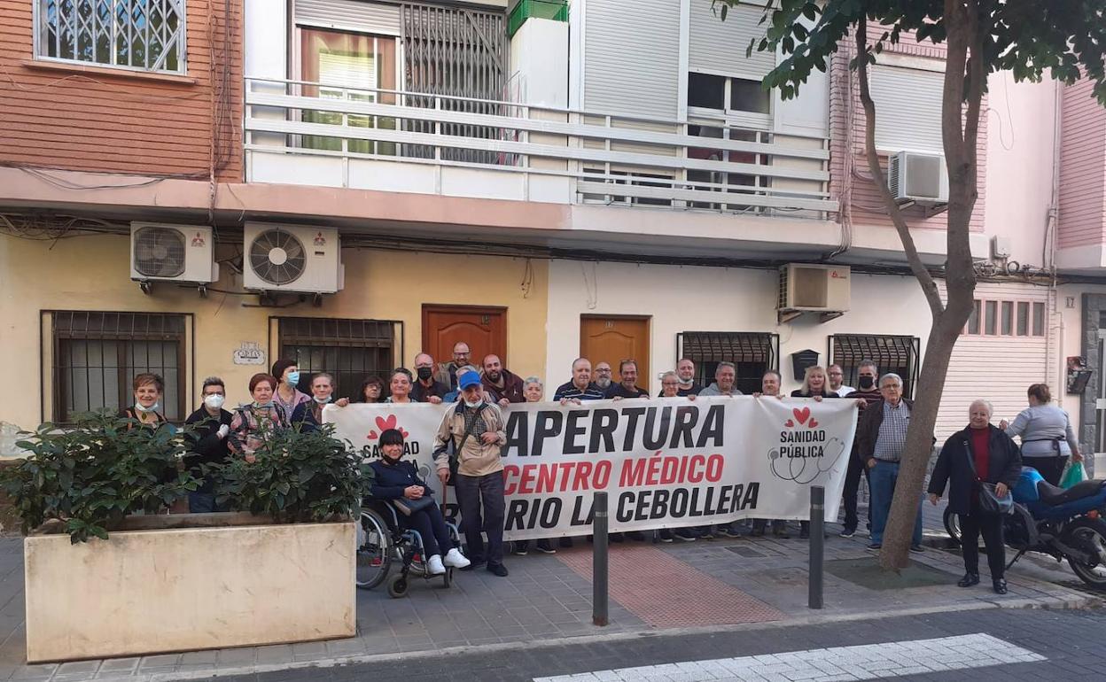 Una concentración para pedir la apertura del centro auxiliar. 