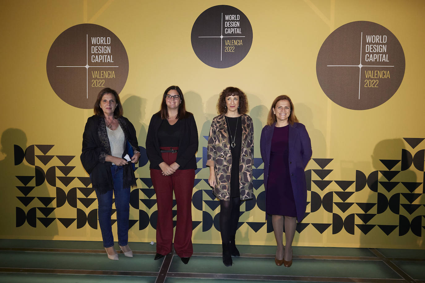 Valencia Capital del Diseño ya es una realidad. La gala de presentación del programa que ha tenido lugar este martes por la noche en Les Arts celebra la puesta en marcha de la iniciativa, financiada por el Ayuntamiento, la Generalitat y la Diputación. Al evento han acudido Bertrand Derome, director general de la Organización Mundial del Diseño y autoridades como el presidente Ximo Puig; el presidente de la Diputación de Valencia, Toni Gaspar y el alcalde de Valencia, Joan Ribó.