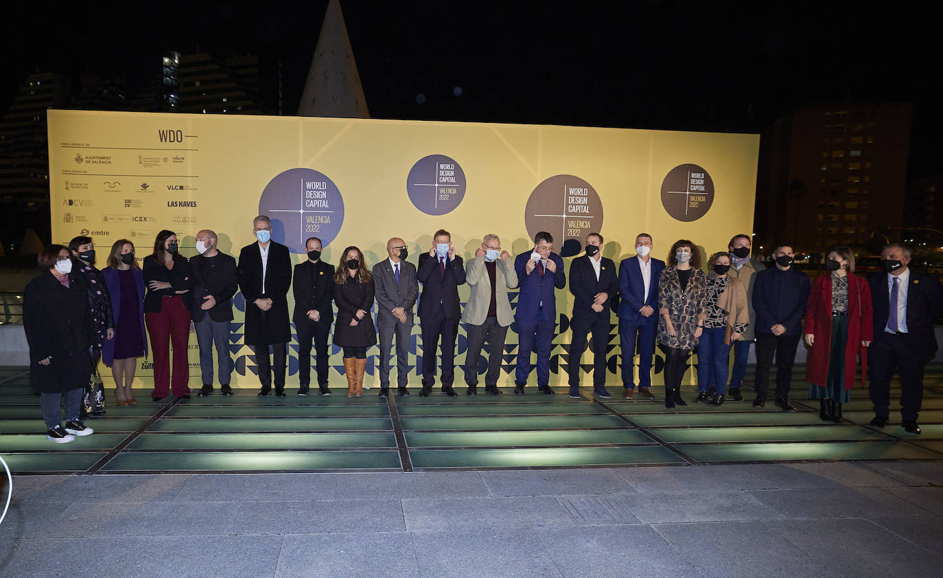 Valencia Capital del Diseño ya es una realidad. La gala de presentación del programa que ha tenido lugar este martes por la noche en Les Arts celebra la puesta en marcha de la iniciativa, financiada por el Ayuntamiento, la Generalitat y la Diputación. Al evento han acudido Bertrand Derome, director general de la Organización Mundial del Diseño y autoridades como el presidente Ximo Puig; el presidente de la Diputación de Valencia, Toni Gaspar y el alcalde de Valencia, Joan Ribó.