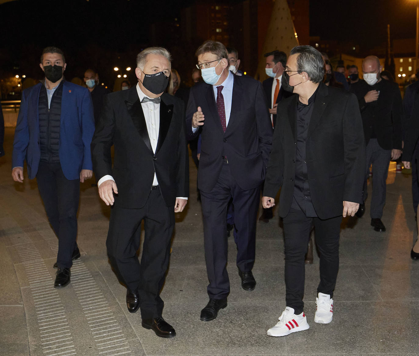 Valencia Capital del Diseño ya es una realidad. La gala de presentación del programa que ha tenido lugar este martes por la noche en Les Arts celebra la puesta en marcha de la iniciativa, financiada por el Ayuntamiento, la Generalitat y la Diputación. Al evento han acudido Bertrand Derome, director general de la Organización Mundial del Diseño y autoridades como el presidente Ximo Puig; el presidente de la Diputación de Valencia, Toni Gaspar y el alcalde de Valencia, Joan Ribó.