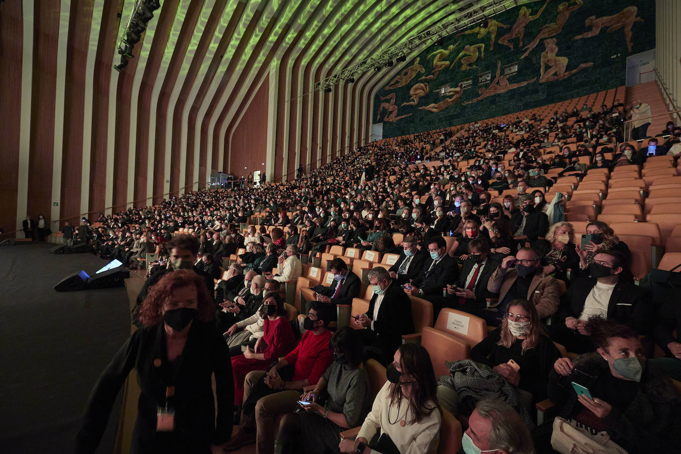 Valencia Capital del Diseño ya es una realidad. La gala de presentación del programa que ha tenido lugar este martes por la noche en Les Arts celebra la puesta en marcha de la iniciativa, financiada por el Ayuntamiento, la Generalitat y la Diputación. Al evento han acudido Bertrand Derome, director general de la Organización Mundial del Diseño y autoridades como el presidente Ximo Puig; el presidente de la Diputación de Valencia, Toni Gaspar y el alcalde de Valencia, Joan Ribó.