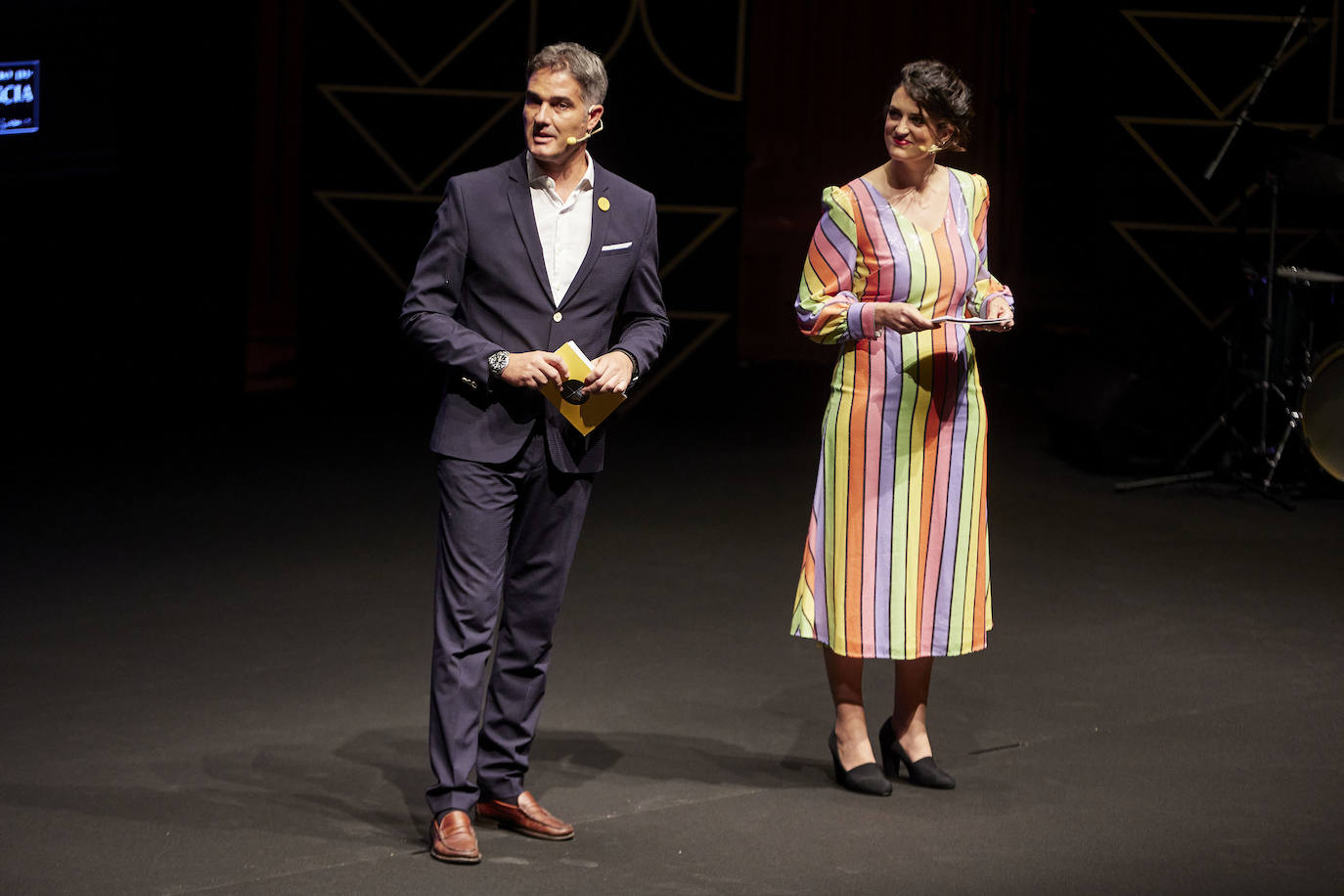 Valencia Capital del Diseño ya es una realidad. La gala de presentación del programa que ha tenido lugar este martes por la noche en Les Arts celebra la puesta en marcha de la iniciativa, financiada por el Ayuntamiento, la Generalitat y la Diputación. Al evento han acudido Bertrand Derome, director general de la Organización Mundial del Diseño y autoridades como el presidente Ximo Puig; el presidente de la Diputación de Valencia, Toni Gaspar y el alcalde de Valencia, Joan Ribó.