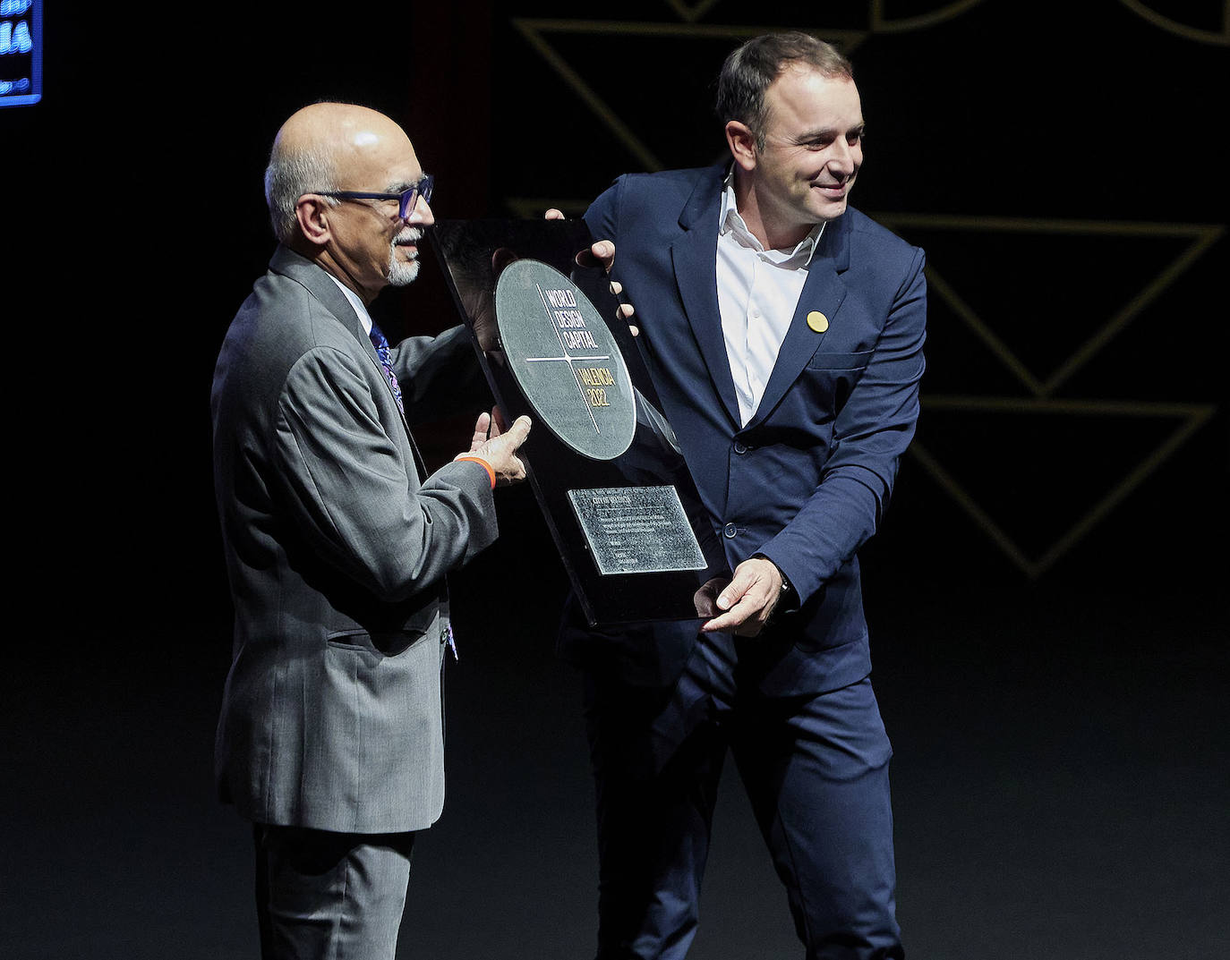 Valencia Capital del Diseño ya es una realidad. La gala de presentación del programa que ha tenido lugar este martes por la noche en Les Arts celebra la puesta en marcha de la iniciativa, financiada por el Ayuntamiento, la Generalitat y la Diputación. Al evento han acudido Bertrand Derome, director general de la Organización Mundial del Diseño y autoridades como el presidente Ximo Puig; el presidente de la Diputación de Valencia, Toni Gaspar y el alcalde de Valencia, Joan Ribó.