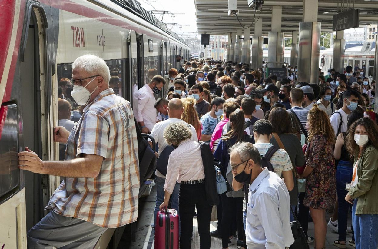 Decenas de pasajeros llenan los andenes durante la huelga de maquinistas en Valencia. 