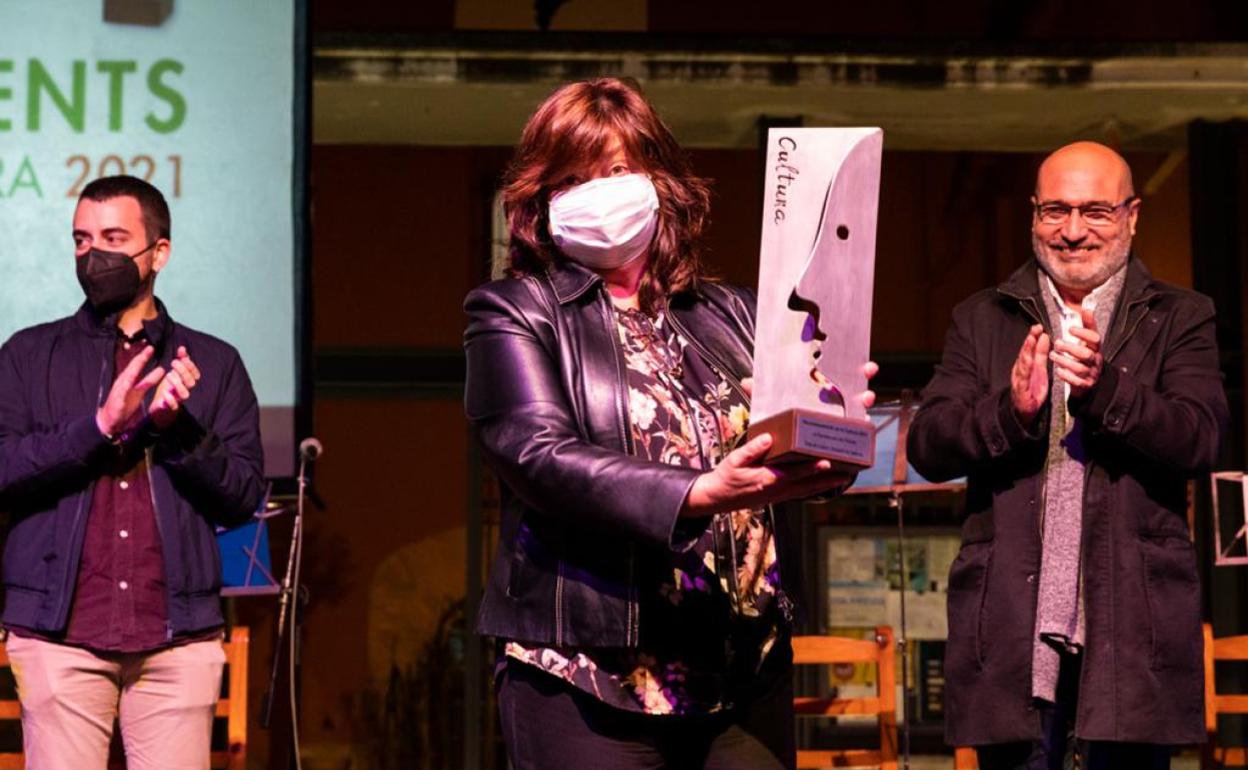 La alcaldesa de Potries, Assumpta Domínguez, con el galardón. 