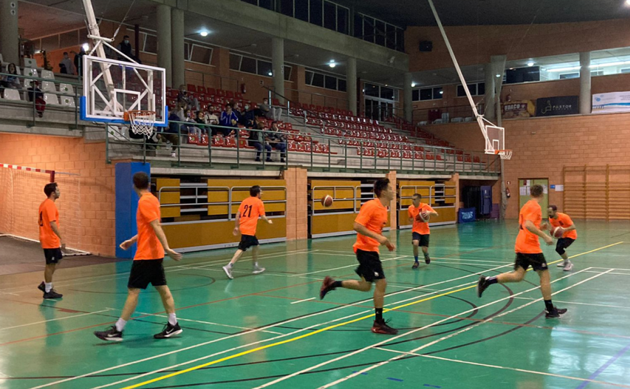 Un momento del entrenamiento del equipo sénior masculino del CB Anna. 