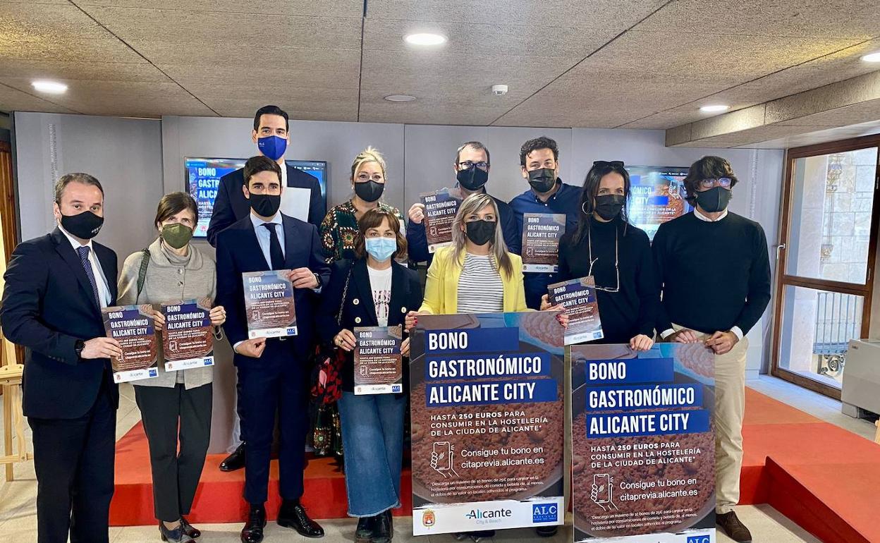 Presentación de la campaña 'Bono Gastronómico', este martes en el Ayuntamiento de Alicante. 