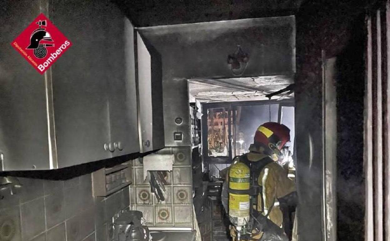 Intervención de los bomberos en la vivienda afectada la pasada madrugada. 