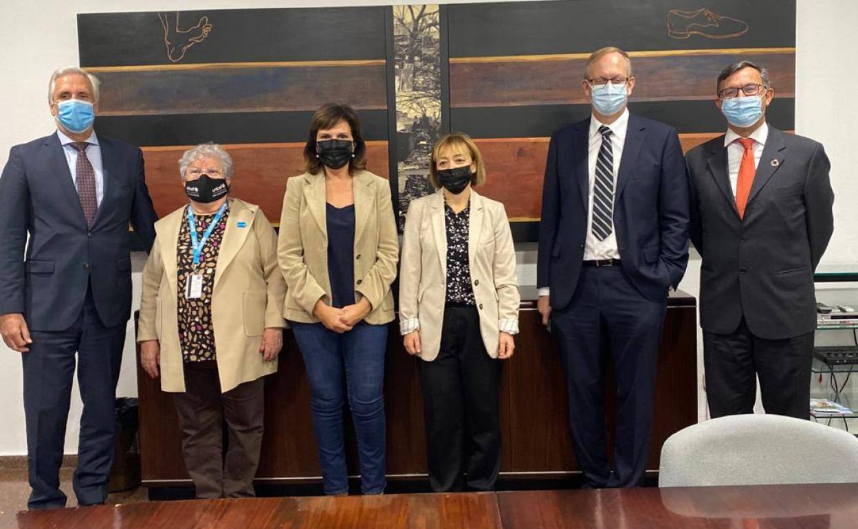 La alcaldesa, Carmen Martínez, con representantes de la ONU y Unicef. 