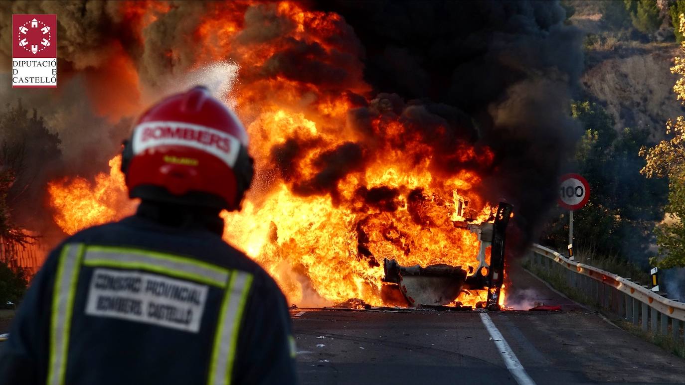 Bomberos en el incendio en Castellón