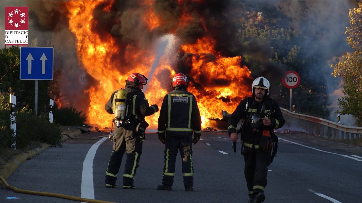 Bomberos en el incendio en Castellón