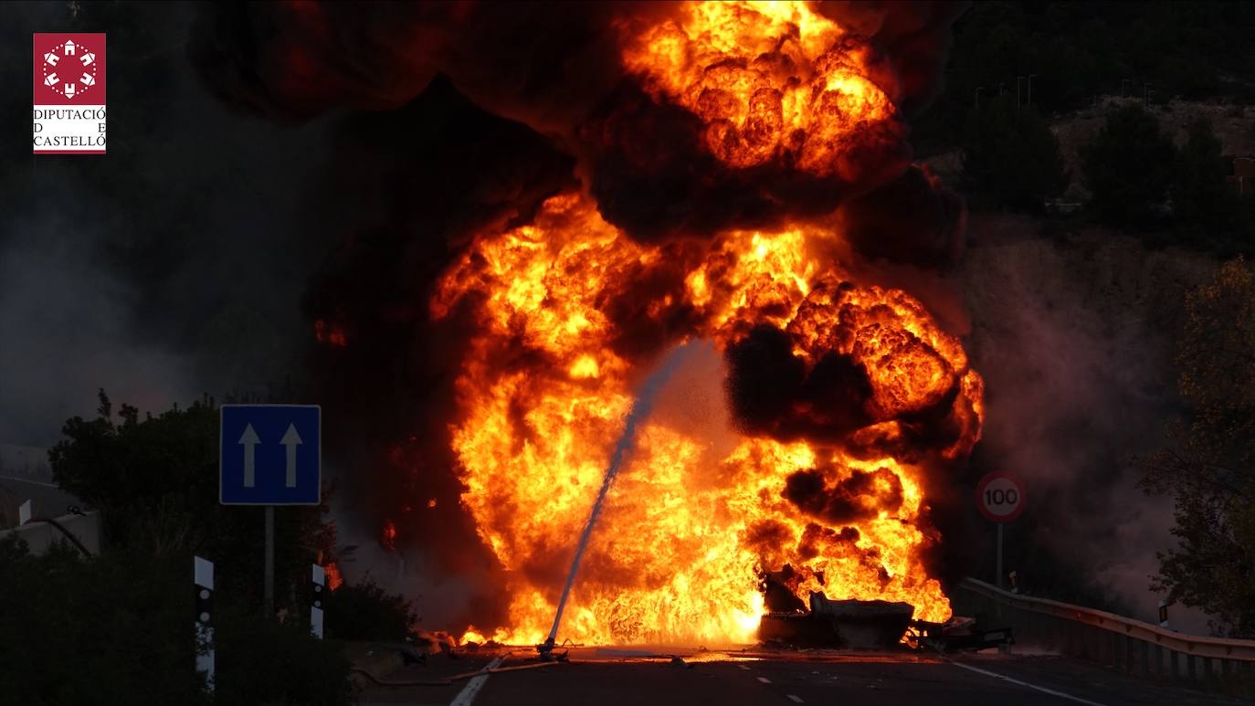 Bomberos en el incendio en Castellón