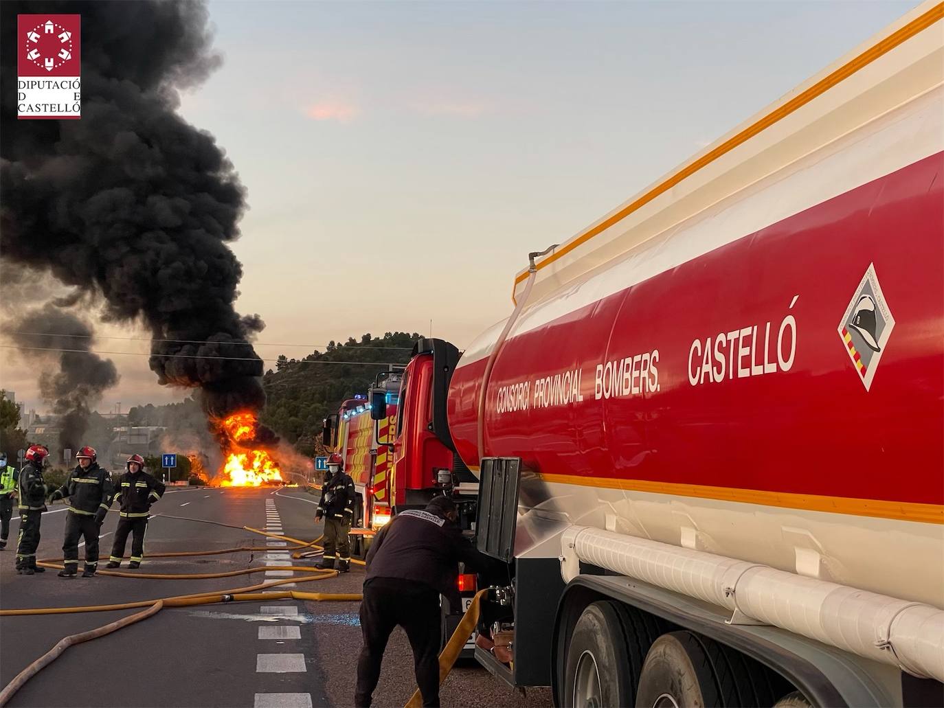 Bomberos en el incendio en Castellón