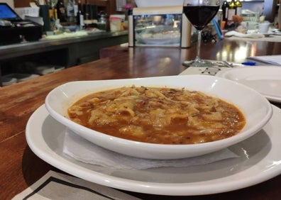 Imagen secundaria 1 - Arriba, guiso de caracoles, a la izquierda, gazpacho manchego con carne de caza. A la derecha, su famosa ensaladilla.