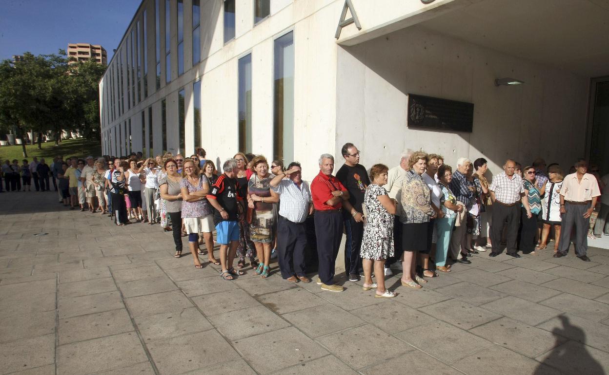 Colas de ciudadanos en el Ayuntamiento de Benidorm, en una imagen de archivo. 