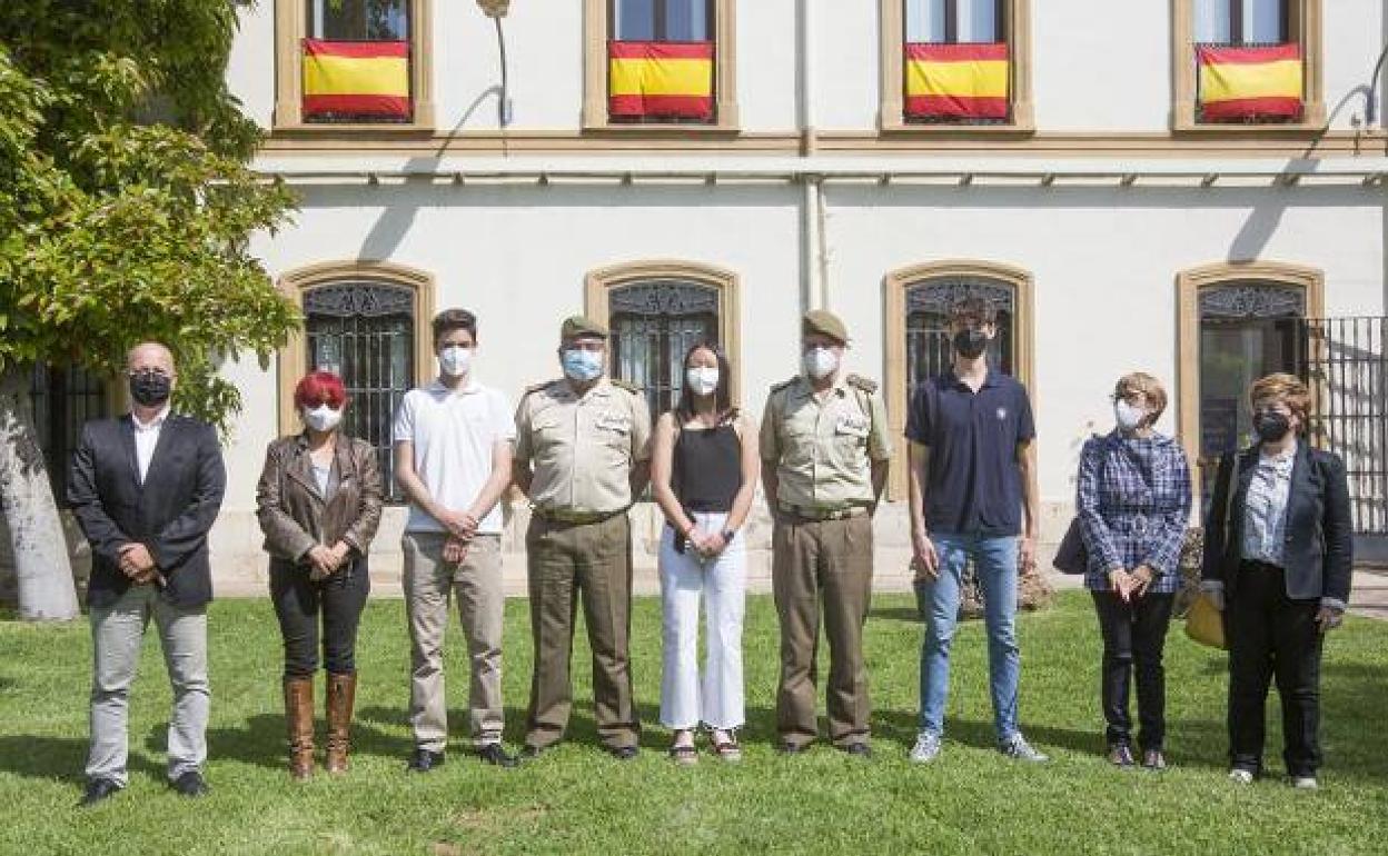 Laura Mei García, en el centro, junto al delegado de Defensa y los miembros del jurado. 