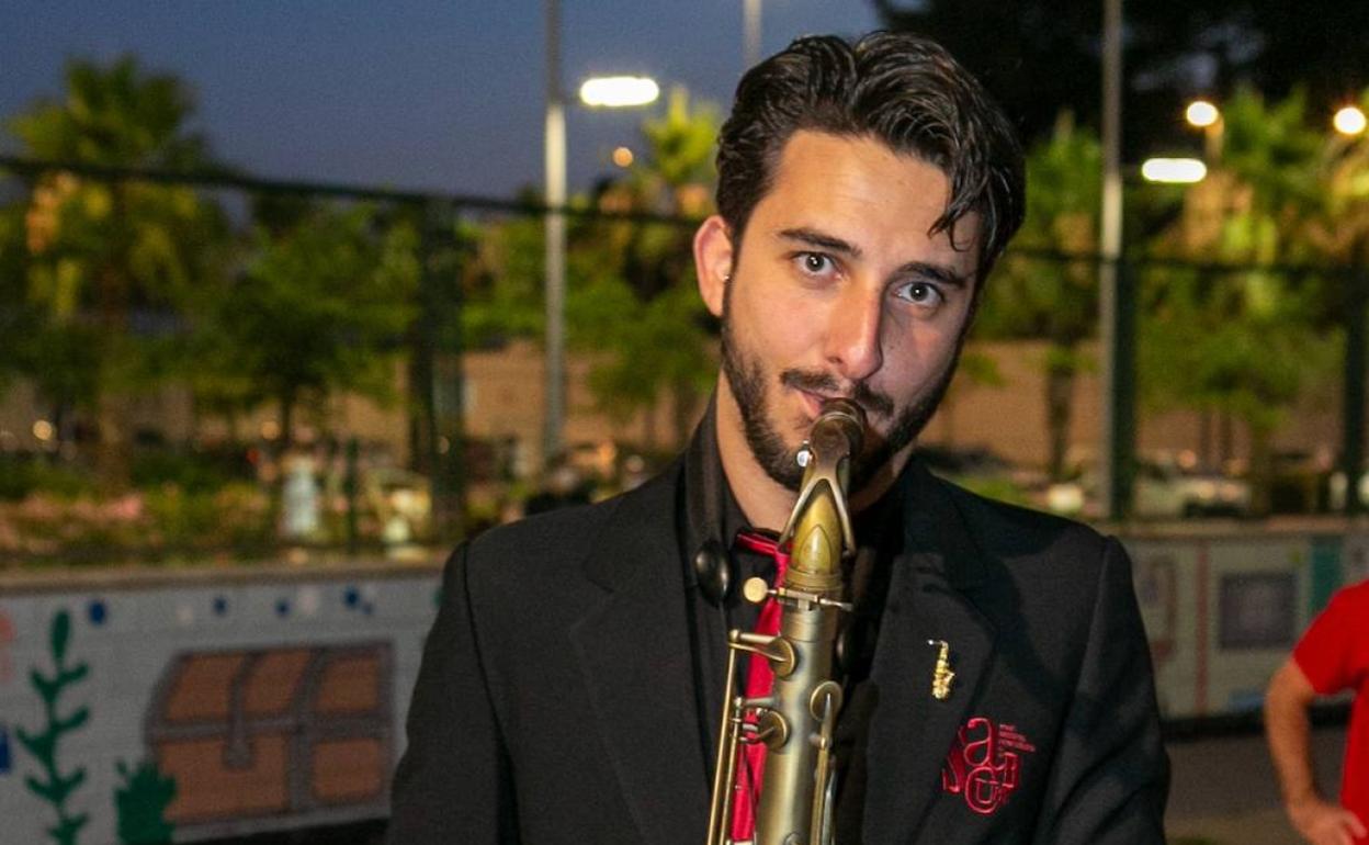 El nuevo 'muso' de la Música, Toni Adrià, tocando el saxofón. 