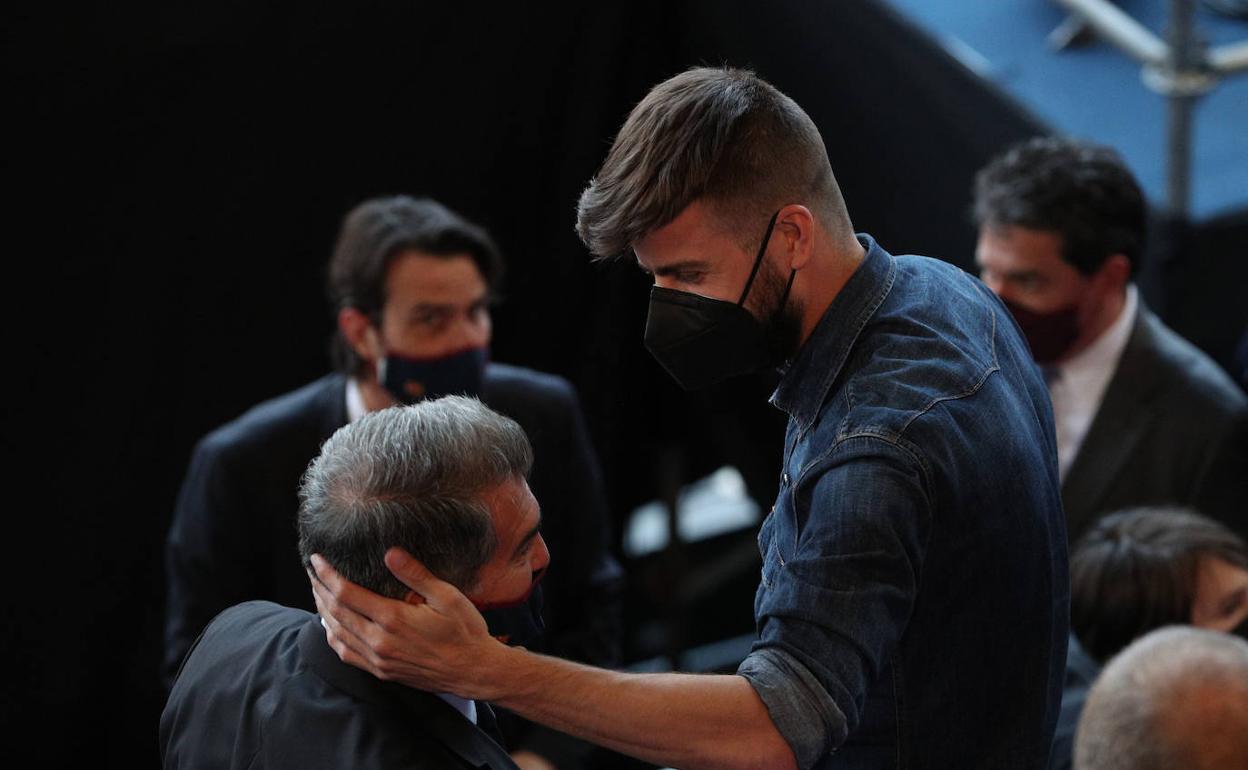 Piqué y Laporta en el palco