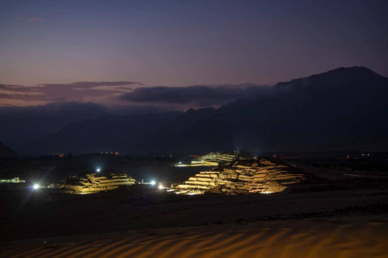 Fotografía cedida por Zona Arqueológica Caral que muestra una panorámica nocturna con pirámides iluminadas de uno de los centros urbanos de Caral