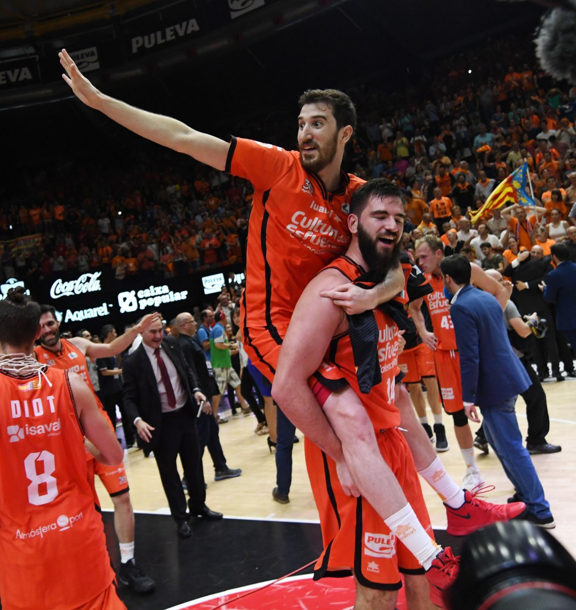 Éxtasis taronja. Dubljevic sube a caballito a Vives durante la celebración del título de la ACB de 2017 en la Fonteta. miguel ángel polo