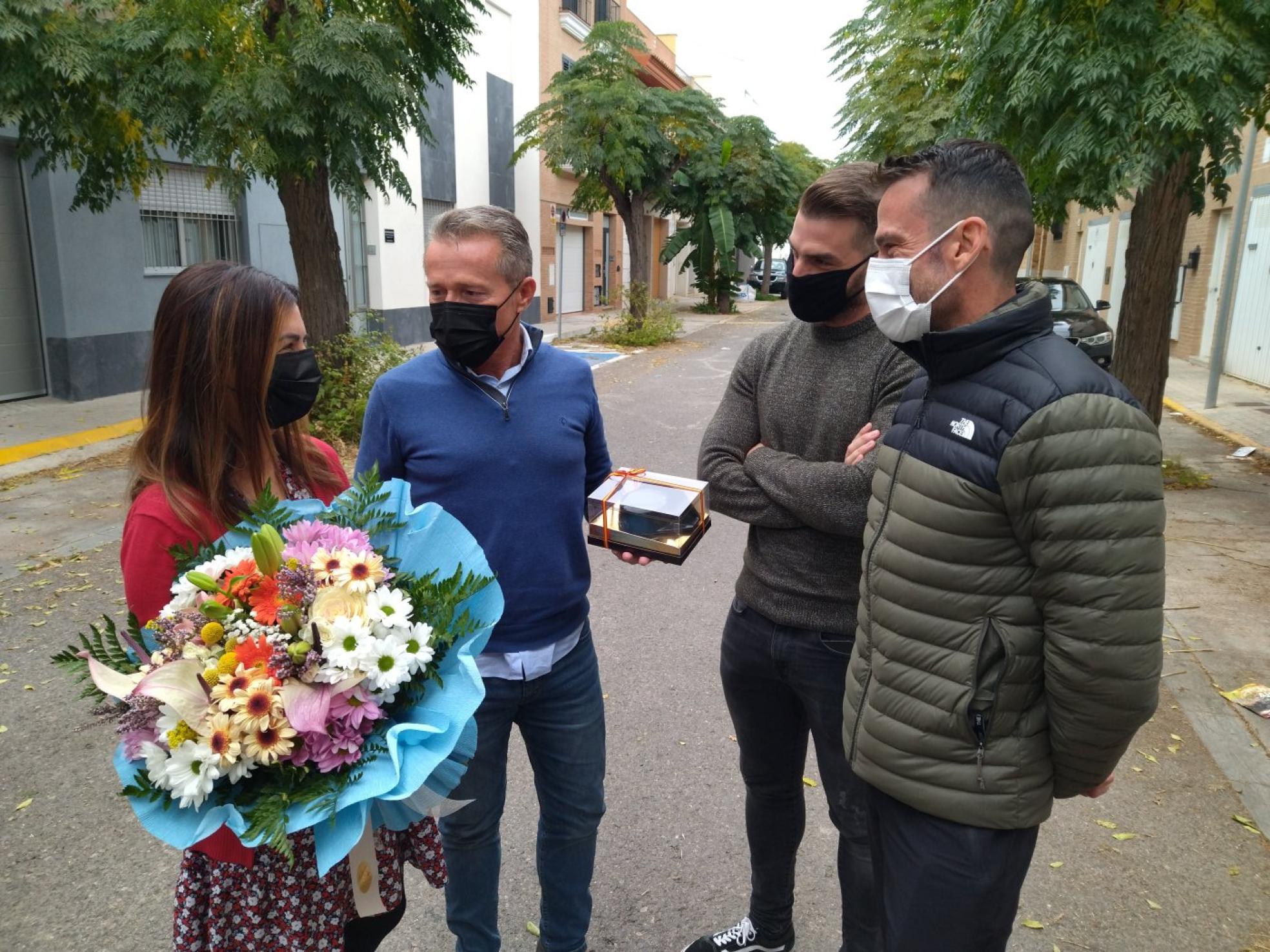 Agradecimiento. La víctima de violencia de género conversa con su compañero de trabajo y los dos guardias civiles que le salvaron la vida en la misma calle donde sufrió el brutal apuñalamiento. 