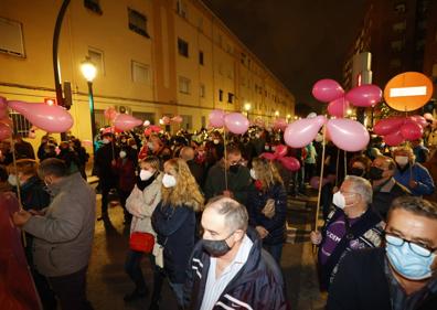 Imagen secundaria 1 - Vecinos de la Malvarrosa durante la manifestación. 