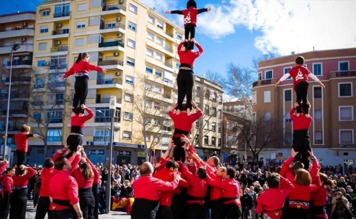 La Muixeranga Xàtiva junto con el cantaor xativí Botifarra, reconocidos por la Diputación. 