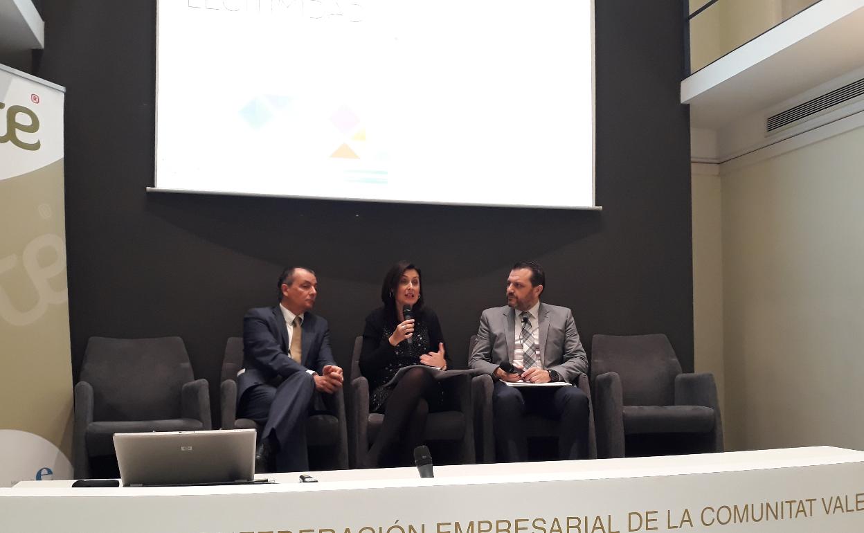 Belén CArdona, en un acto junto a dirigentes de la patronal valenciana. 