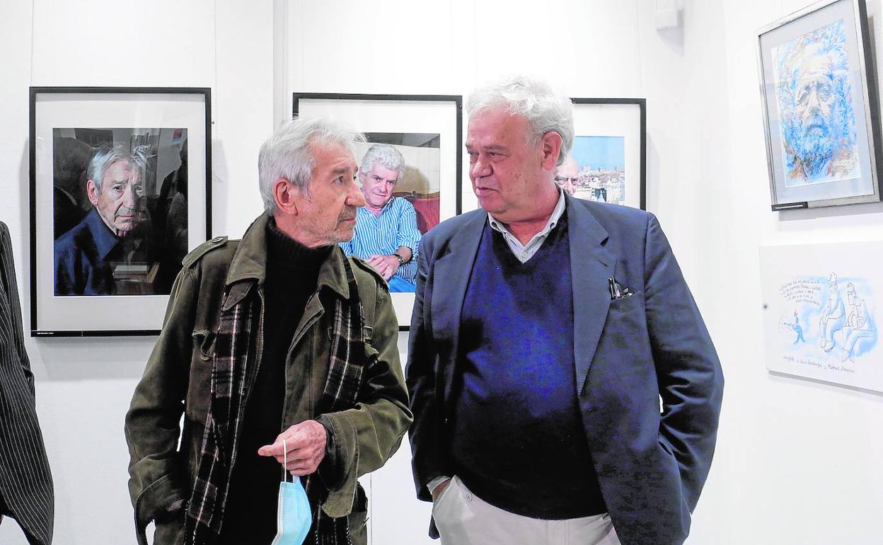 El actor José Sacristán y el hijo del cineasta, José Luis García-Berlanga, ayer en Valencia. 