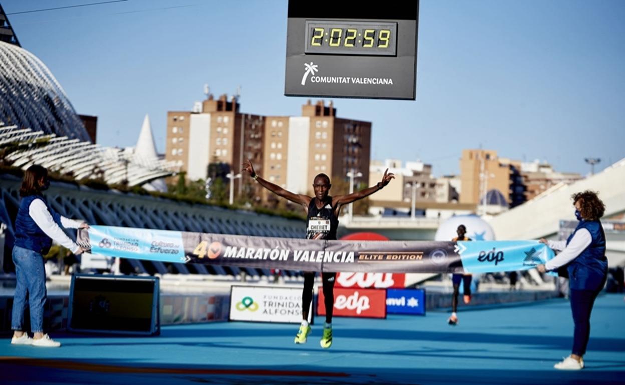 Evans Chebet, cruzando la línea de meta del Maratón Valencia