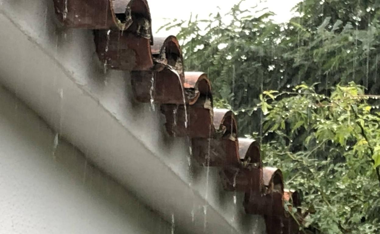 La lluvia que vuelve a caer sobre los tejados de la Marina Alta. 